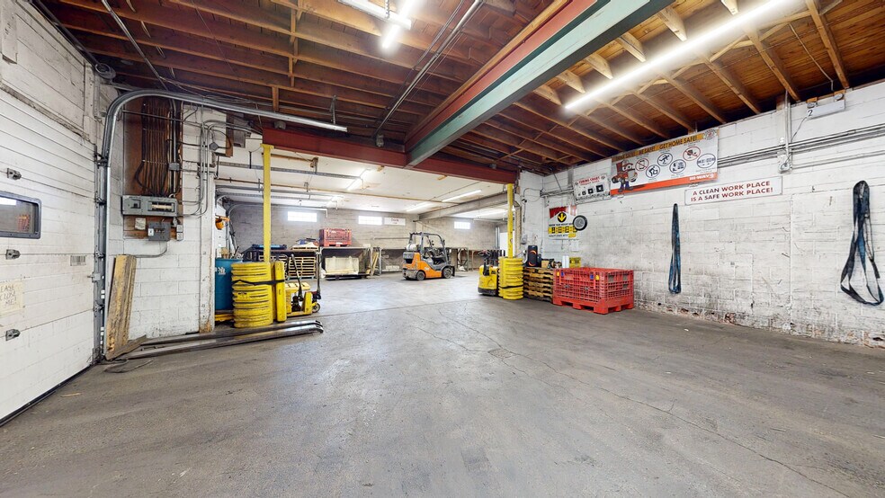More Photos Of 662 15 St SW, Medicine Hat Industrial For Sale