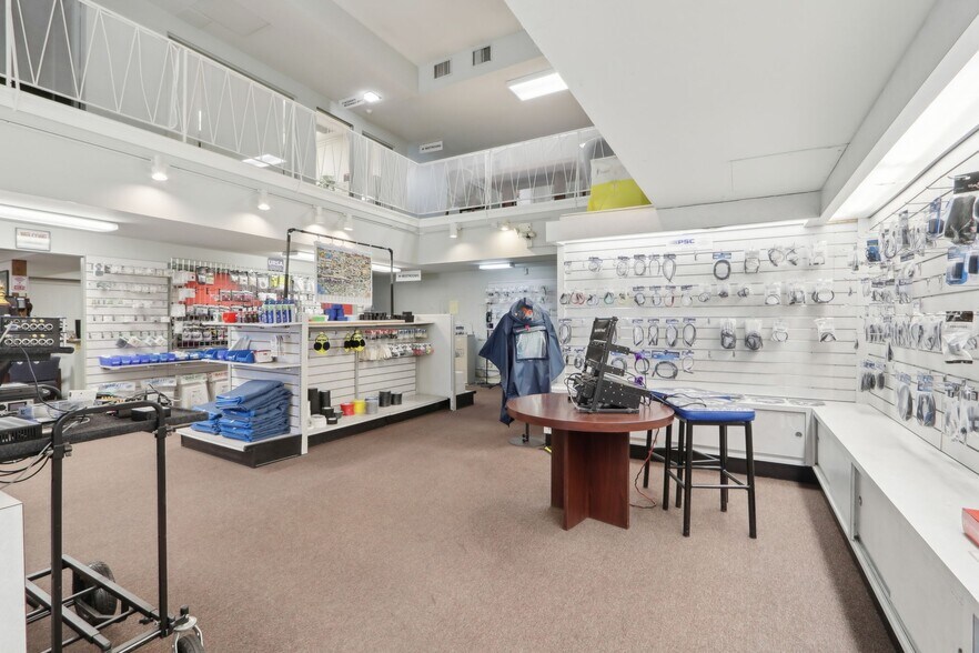 More Photos Of 10639 Riverside Dr, North Hollywood Office For Sale