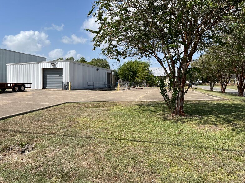 More Photos Of 107 E Austin St, Port Lavaca Distribution For Sale