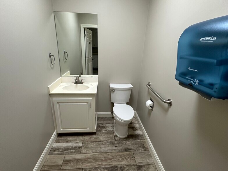 More Photos Of 1350 W Government St, Brandon Office For Lease