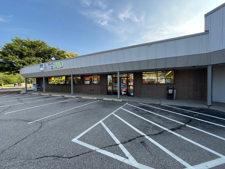 More Photos Of 53 Hooksett Rd, Manchester Freestanding For Lease