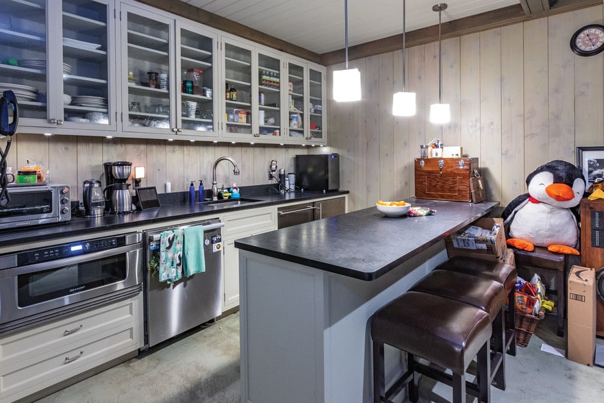 More Photos Of 31 N Main St, East Hampton Hospitality For Sale