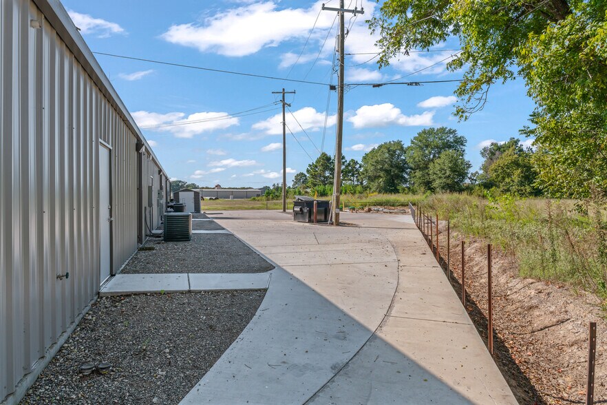 More Photos Of 15996 Highway 80, Edgewood Flex For Sale