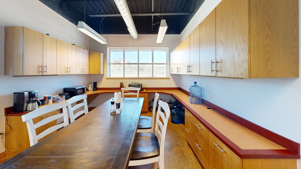 More Photos Of 1695 Electric Ave, Springdale Warehouse For Lease