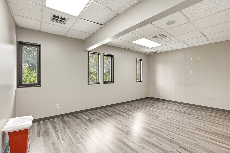 More Photos Of 1414 Arlington St, Ada Medical For Lease