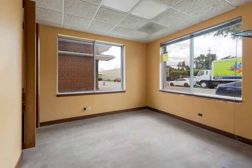 More Photos Of 9870 Derby Ln, Westchester Loft Creative Space For Sale