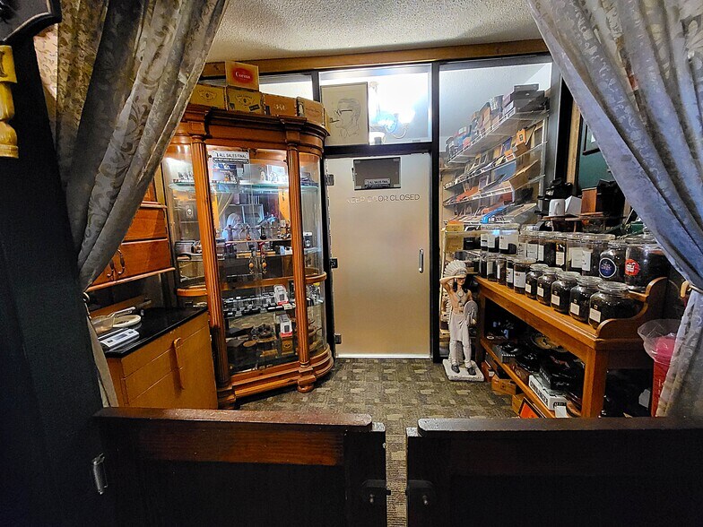 More Photos Of 1209 W 7th St, Joplin Office For Sale