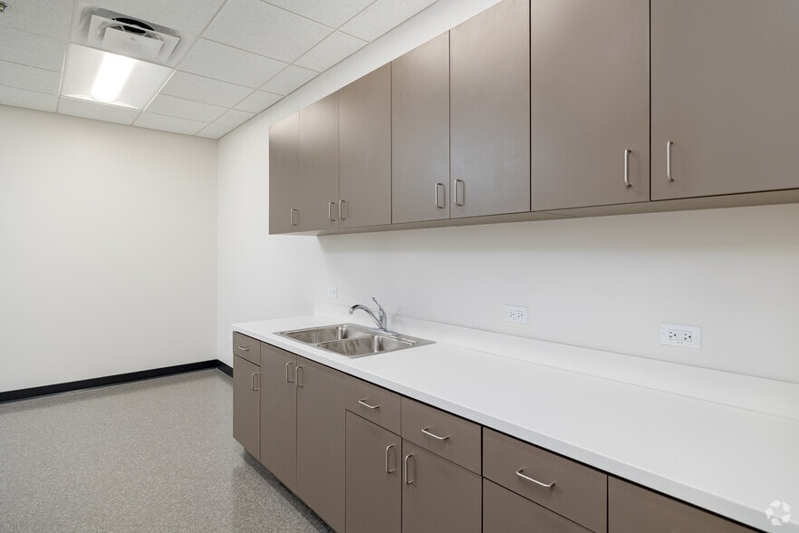 More Photos Of 7995 Bowen Road, Palmetto Distribution For Lease