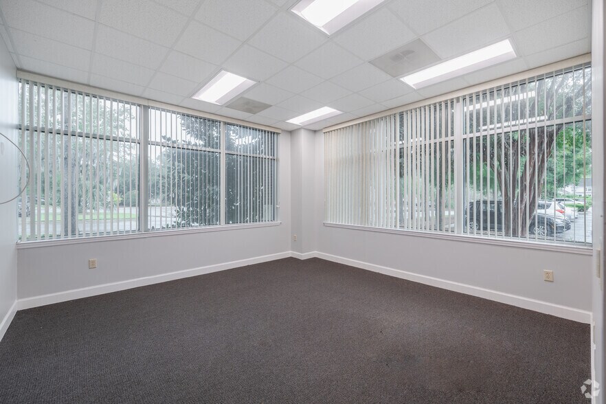 More Photos Of 735 Johnnie Dodds Blvd, Mount Pleasant Medical For Lease