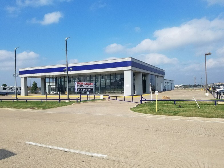 More Photos Of 2301 SE Loop 820, Fort Worth Showroom For Lease