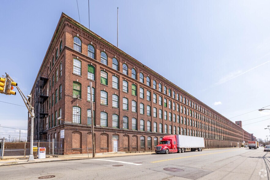 More Photos Of 107 Trumbull St, Elizabeth Warehouse For Lease