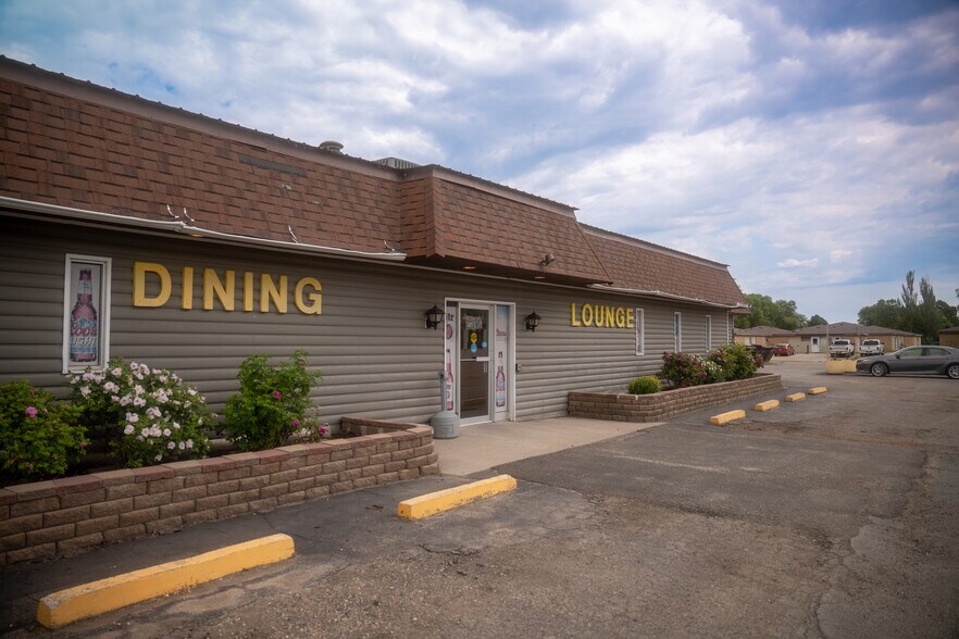 More Photos Of 502 S Division Ave, Cavalier Hotel For Sale