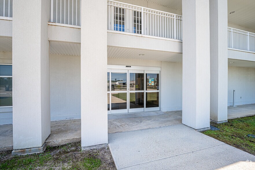 More Photos Of 14055 Seaway Rd, Gulfport Medical For Lease