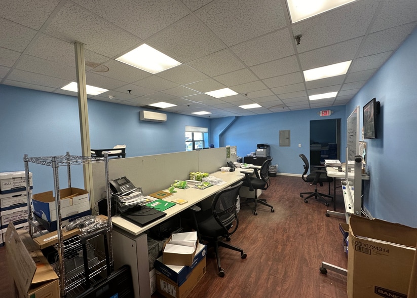 More Photos Of 925 Saw Mill River Rd, Yonkers Manufacturing For Lease