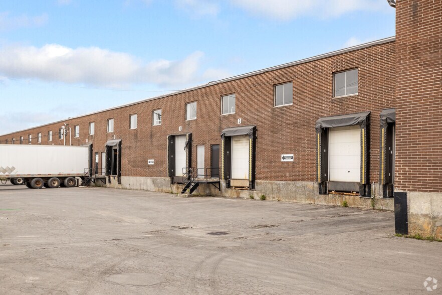 More Photos Of 825 Rue Tecumseh, Dollard-des-Ormeaux Warehouse For Lease
