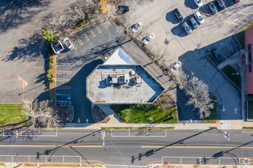 More Photos Of 52 Millburn Ave, Springfield Bank For Lease