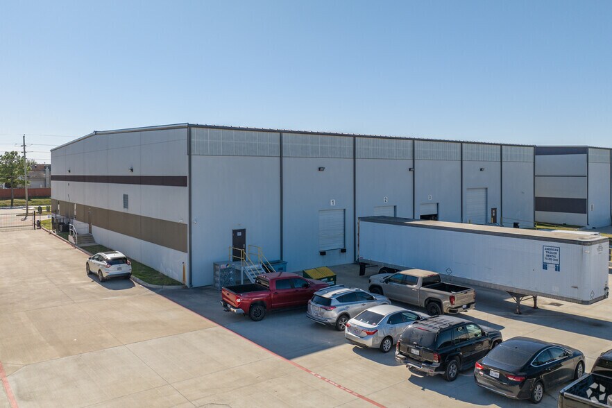 More Photos Of 1103 E Airtex Dr, Houston Distribution For Lease