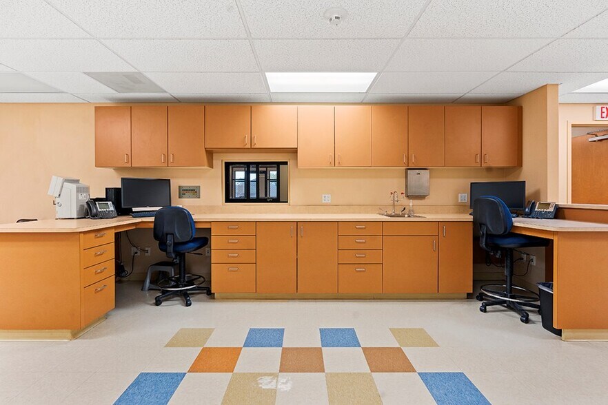 More Photos Of 202 Overland Dr, Greenwood Medical For Lease