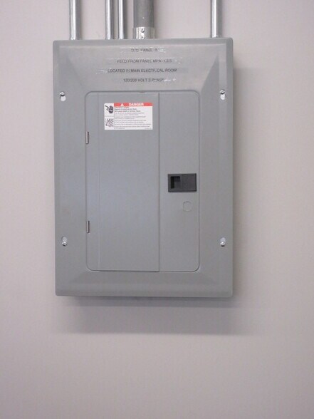 More Photos Of 200 Creek Ln N, Jordan Bank For Lease