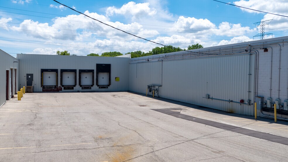 More Photos Of 4609-4801 W Woolworth Ave, Milwaukee Warehouse For Lease
