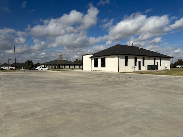 More Photos Of 1010 S Santa Fe Ave, Moore Office For Lease