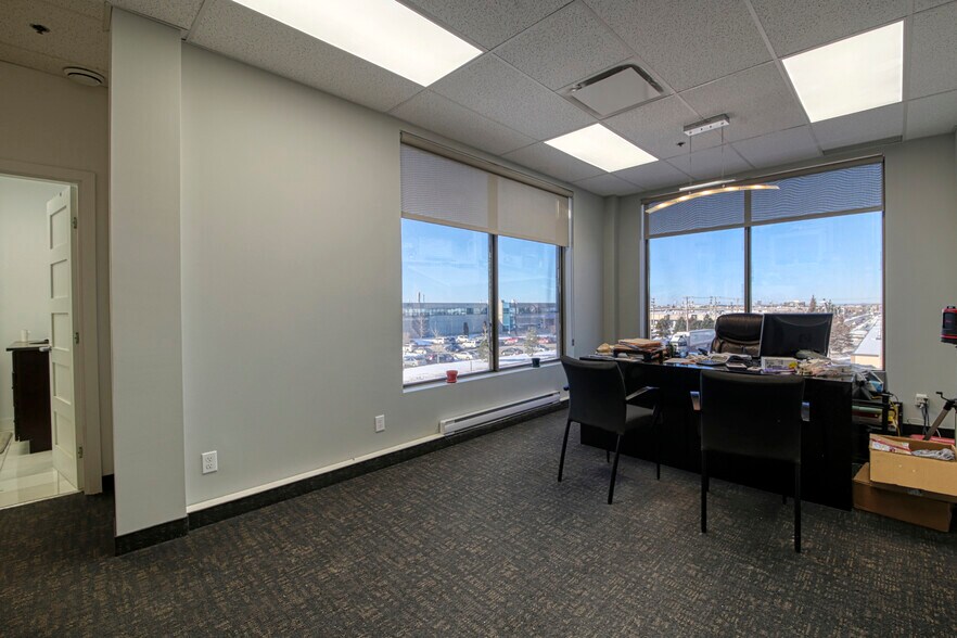 More Photos Of 310-350 Rue Ness, Montréal Light Distribution For Lease