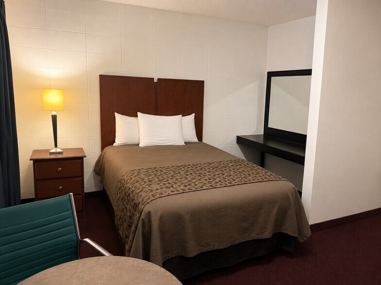 More Photos Of 101 Centre St, Assiniboia Hotel For Sale