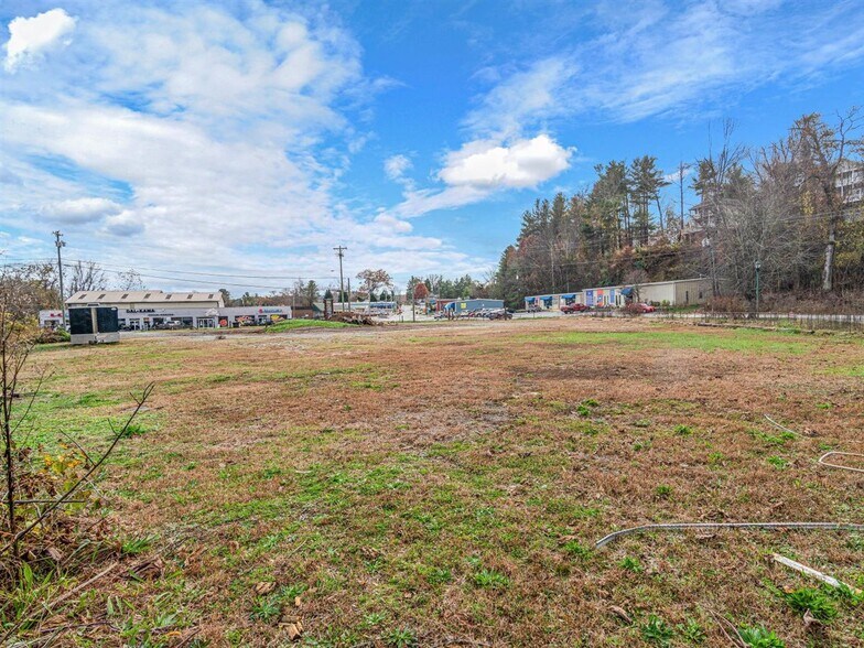 More Photos Of 307-321 S Washington St, Hendersonville Land For Lease