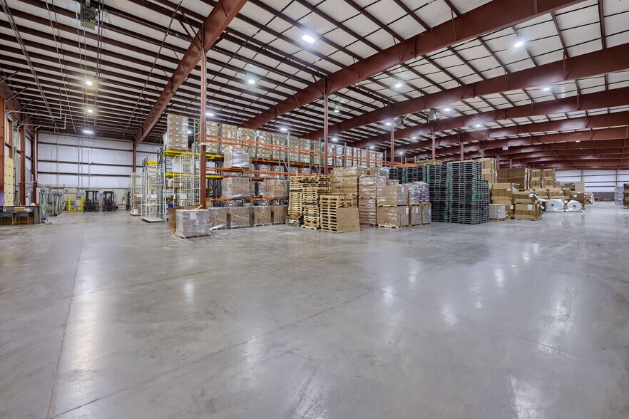 More Photos Of 300 Commerce Dr, New Holland Distribution For Sale
