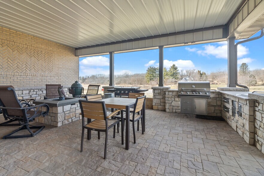 More Photos Of 2492 Crest Dr, Lake Geneva Office For Sale