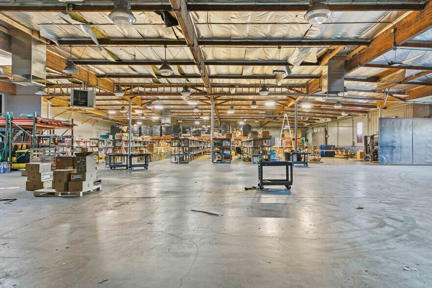 More Photos Of 9362 Eton Ave, Chatsworth Warehouse For Lease