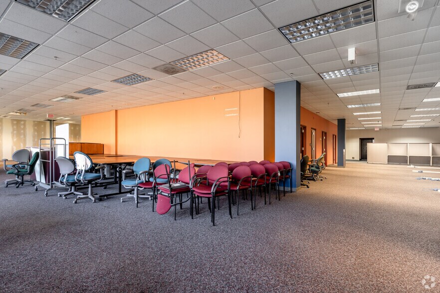 More Photos Of 1391 Corporate Dr, Mchenry Office For Sale
