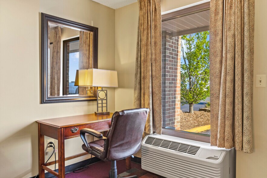 More Photos Of 30 Colonial Ave, Colonial Beach Hotel For Sale