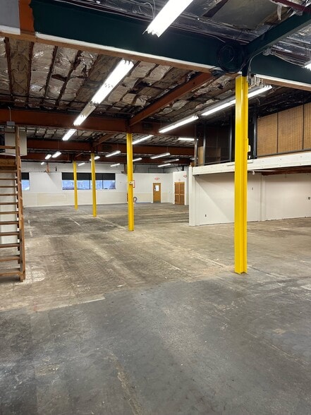 More Photos Of 53 Thomas Rd, Hawthorne Manufacturing For Lease