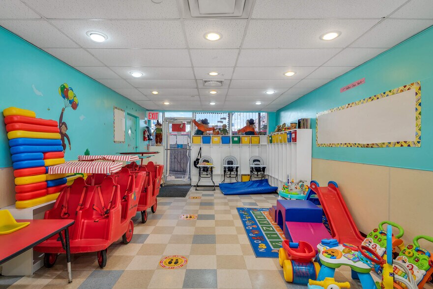 More Photos Of 900 Morris Park Ave, Bronx Storefront Retail Office For Lease