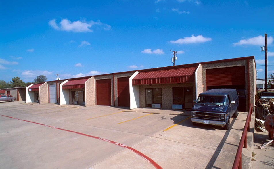 More Photos Of 2205 W Division St, Arlington Light Manufacturing For Lease