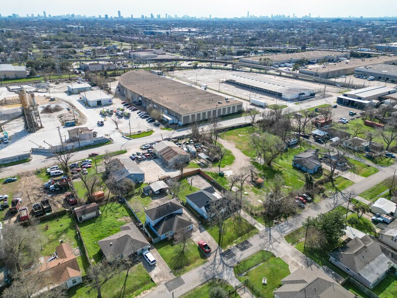 More Photos Of 215 Bennington St, Houston Warehouse For Sale