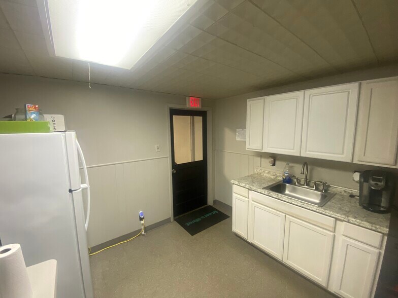 More Photos Of 301 W Arlington Ave, Fort Worth Flex For Lease