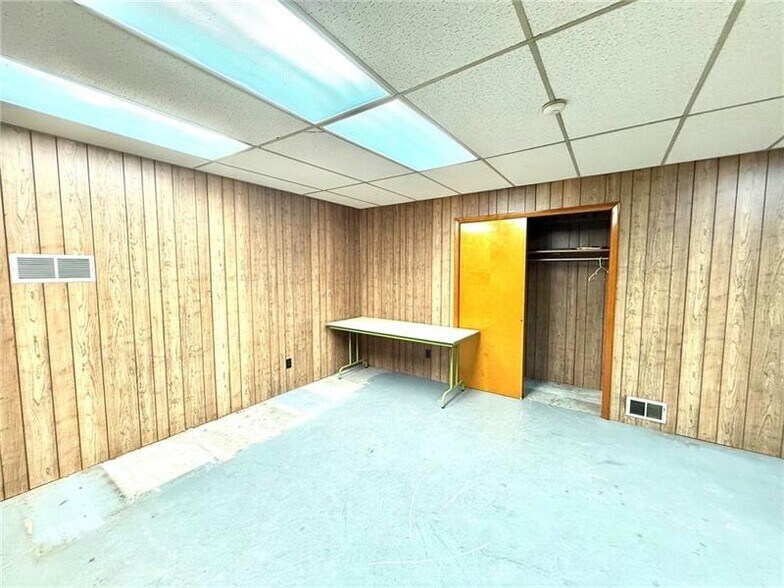 More Photos Of 2411 Adella St, New Castle Flex For Sale