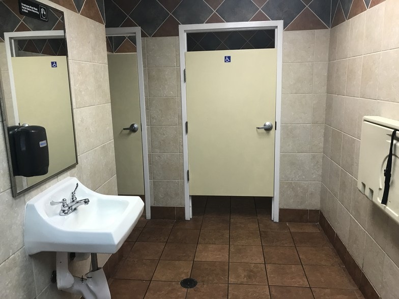 More Photos Of 8841 Commodity Cir, Orlando Fast Food For Lease