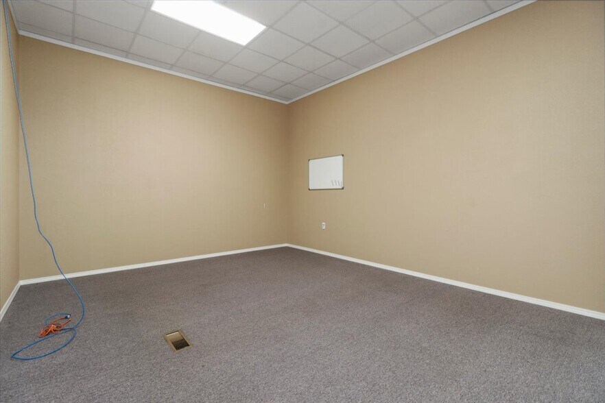 More Photos Of 1006 Nettleton Avenue Ave, Thayer Office For Sale