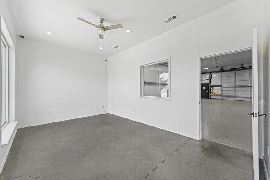 More Photos Of 414 Powerhouse St, McKinney Warehouse For Lease