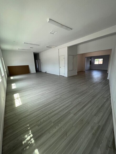 More Photos Of 5013-5017 Telegraph Rd, Los Angeles Light Manufacturing For Sale