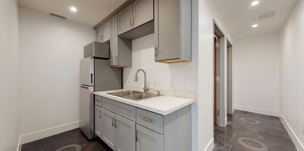 More Photos Of 5325 Topanga Canyon Blvd, Woodland Hills Office Residential For Lease