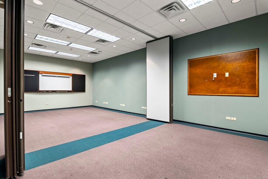 More Photos Of 15 SW Old State Capitol Plz, Springfield Office For Lease