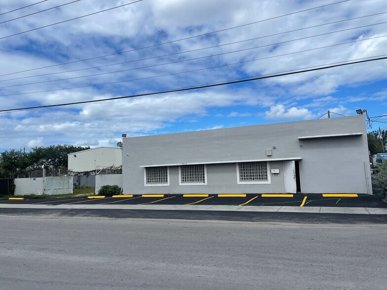 More Photos Of 5731 SW 23rd St, West Park Auto Repair For Lease