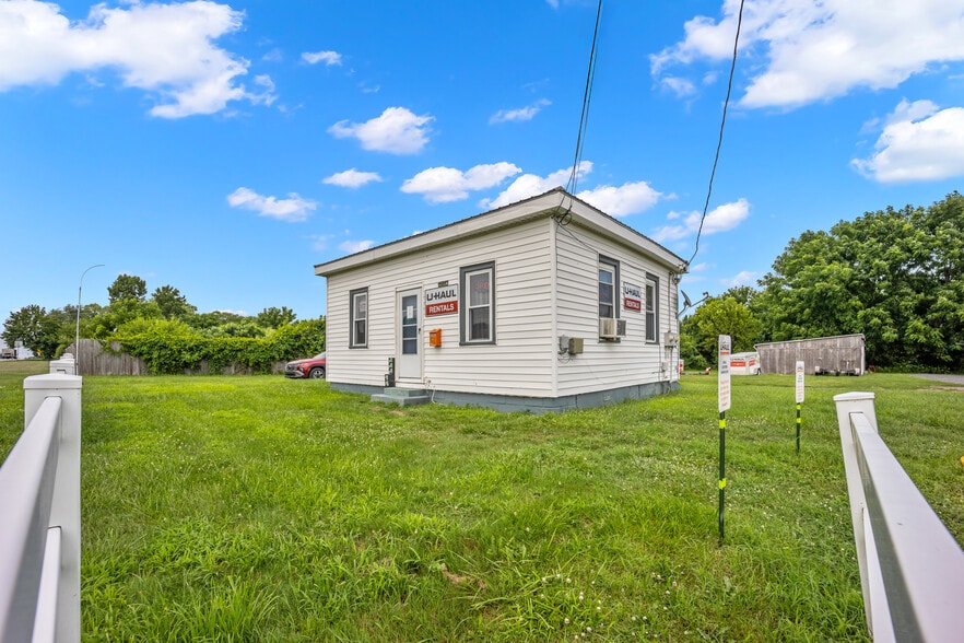 More Photos Of 2516-2518 N Dupont Pky, Middletown Freestanding For Sale