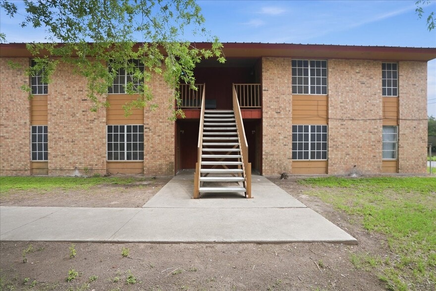 More Photos Of 600 E Crockett St, Beeville Apartments For Sale
