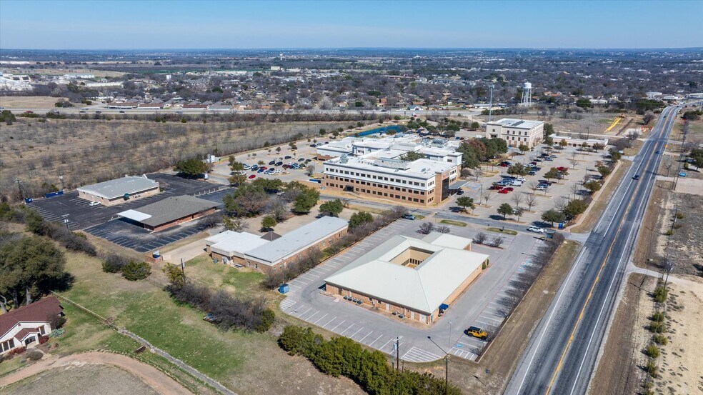 More Photos Of 1318 Paluxy Rd, Granbury Office For Sale