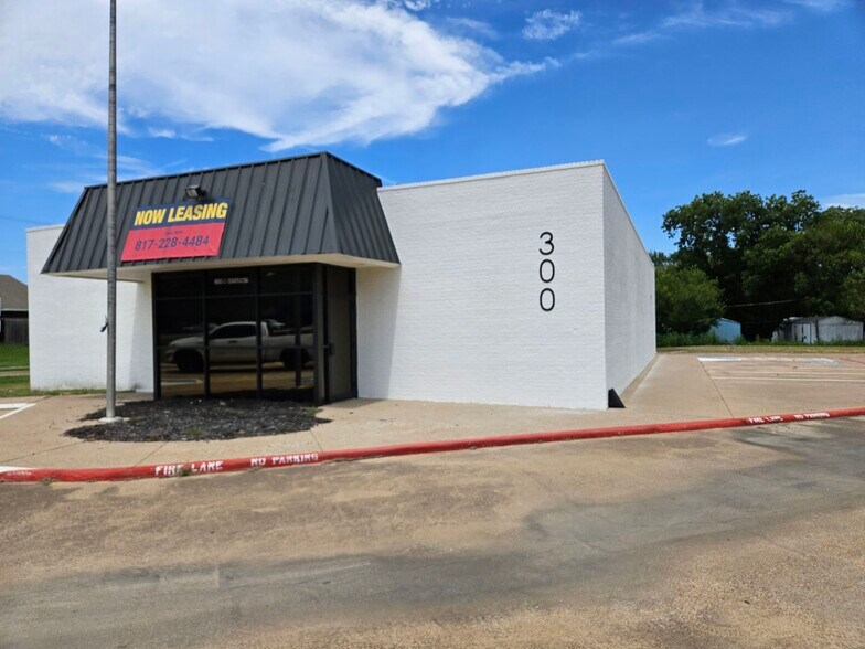 Primary Photo Of 300 N Broadway St, Joshua Storefront Retail Office For Lease